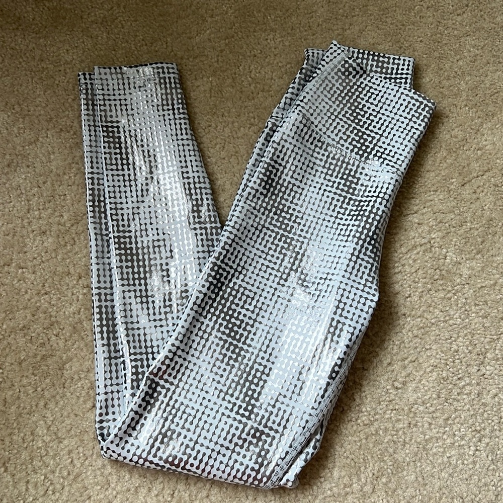 Peloton Show Up Foil Printed Legging. Size small